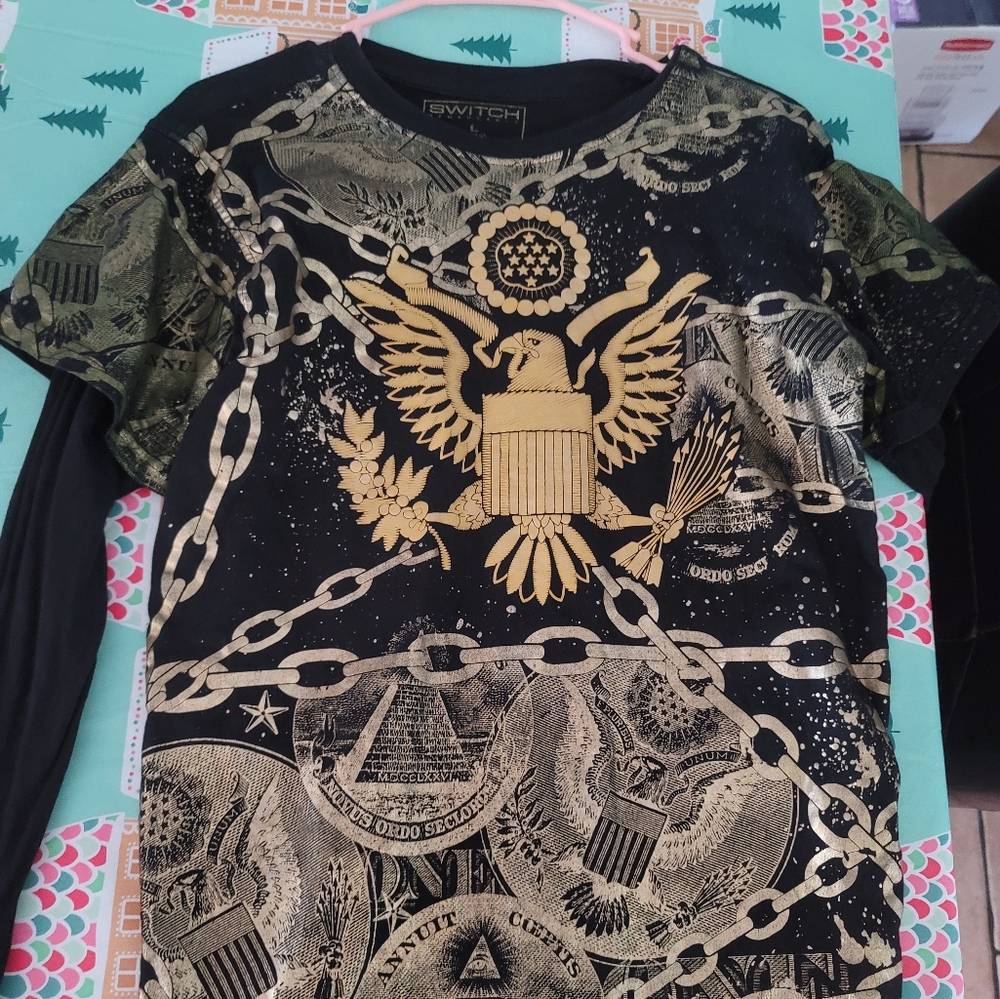 Switch Remarkable black andvgol t-shirt sz L 14-16